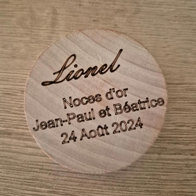 Décapsuleur aimanté rond en bois 