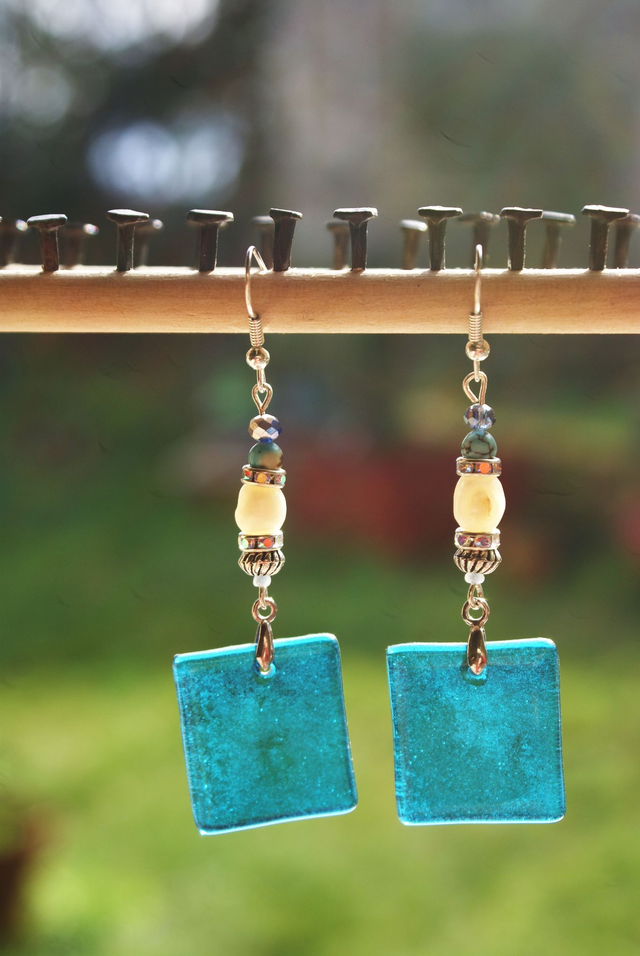 Boucles d&#039;oreilles en verre bleu. 