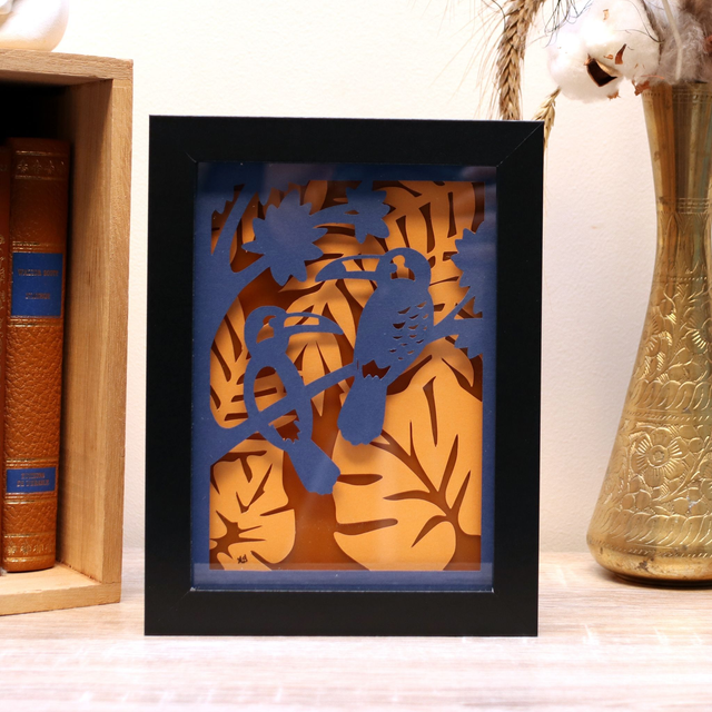 Veilleuse des toucans bleus dans la jungle orange