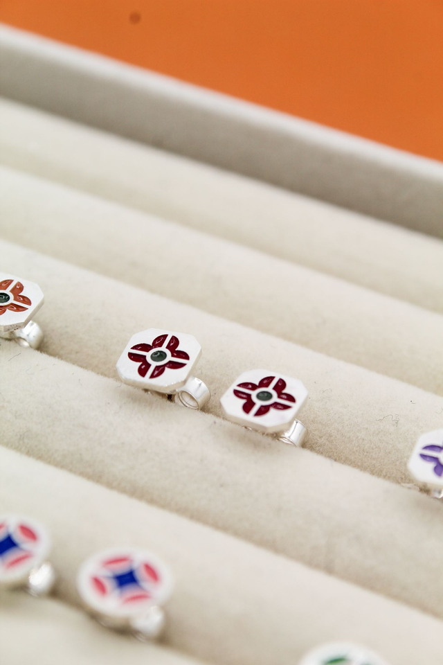 Boucles d'oreille puces émaillées fleur | Bordeaux & vert olive