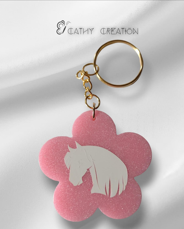 Porte clés rose et cheval blanc 