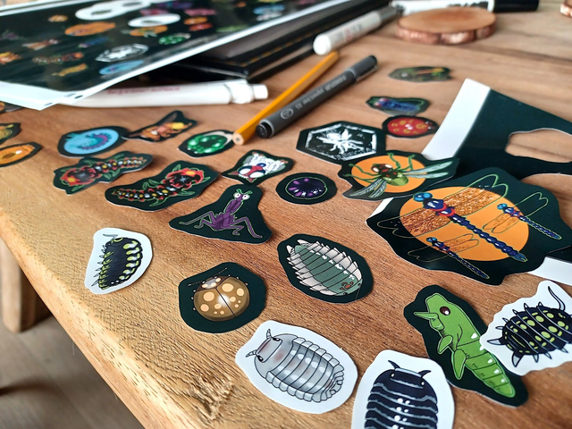 Diverse stickers van genetisch gemanipuleerde insecten