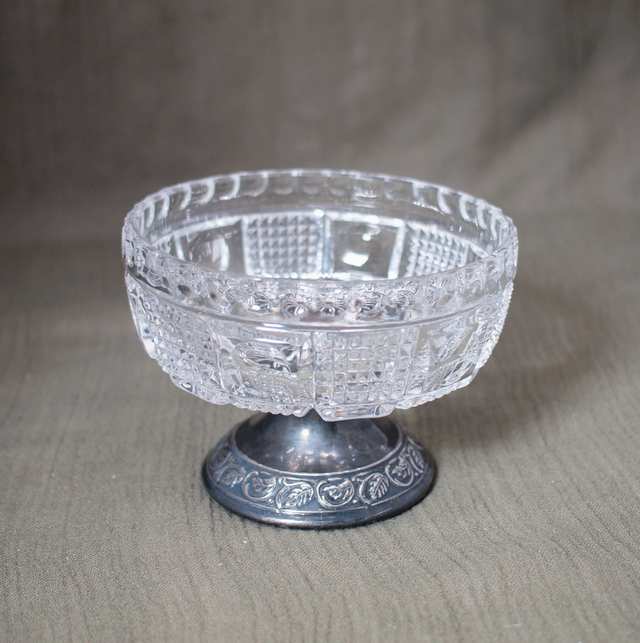 Kristallen schaaltje | Gedragen door bewerkte zilverkleurige voet met stijlvolle versieringen (diameter 12,0 cm | hoogte 9,0 cm) | Vintage