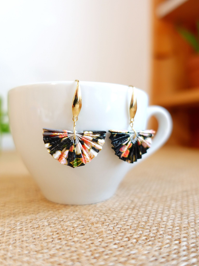 Boucles d&#039;oreilles origami éventail / INOX doré / Papier japonais washi / Noir, or /