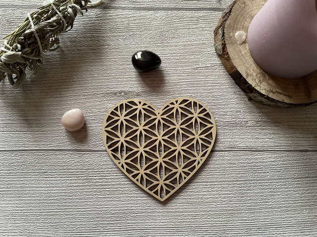🌙 Fleur de Vie en bois ajouré – Forme cœur 