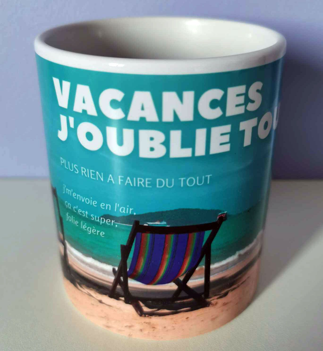 Mug &quot;Vacances j&#039;oublie tout&quot;