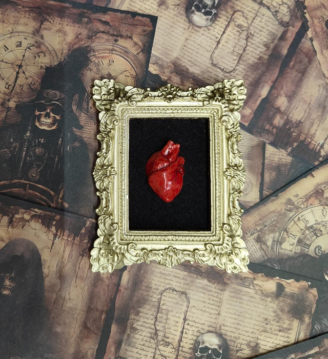 Quadretto in Resina con Cuore Anatomico – Energia, amore e consapevolezza 