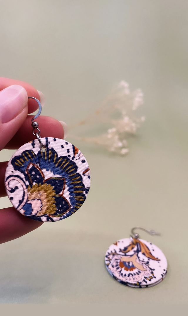 Boucles d'oreilles carton et tissu imprimé de forme ronde, collection « kashemire » - tons blanc, bleu et orangé 