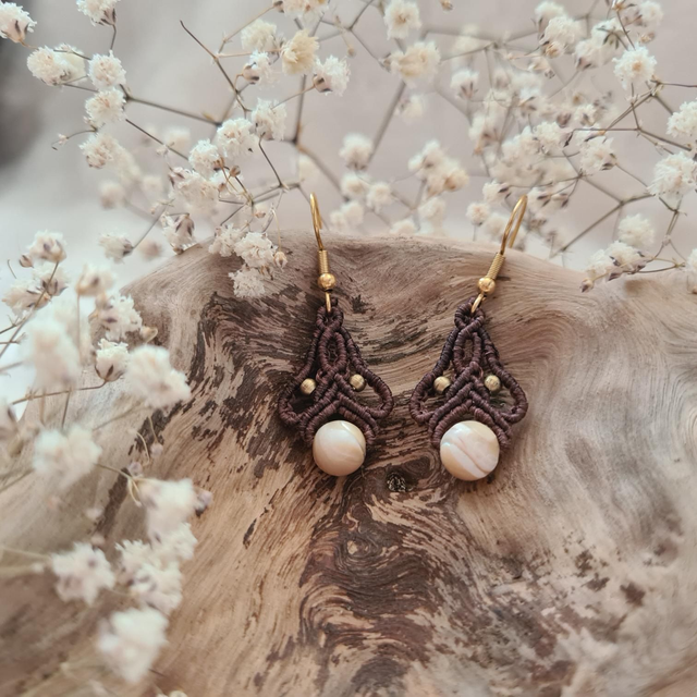 Boucles d'oreilles Lamya pendantes légères en macramé avec perles naturelles.