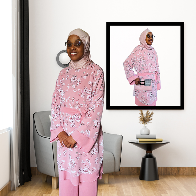 Tenue composée d'un haut long à motifs floraux et d'un pantalon large couleur rose