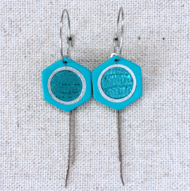 Boucles d’oreilles « Soupir », argentées, cuir turquoise vif et métallisé 