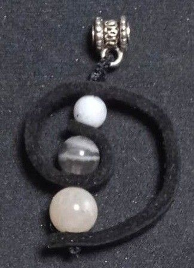 cuir noir et pierre de lune (collier) 