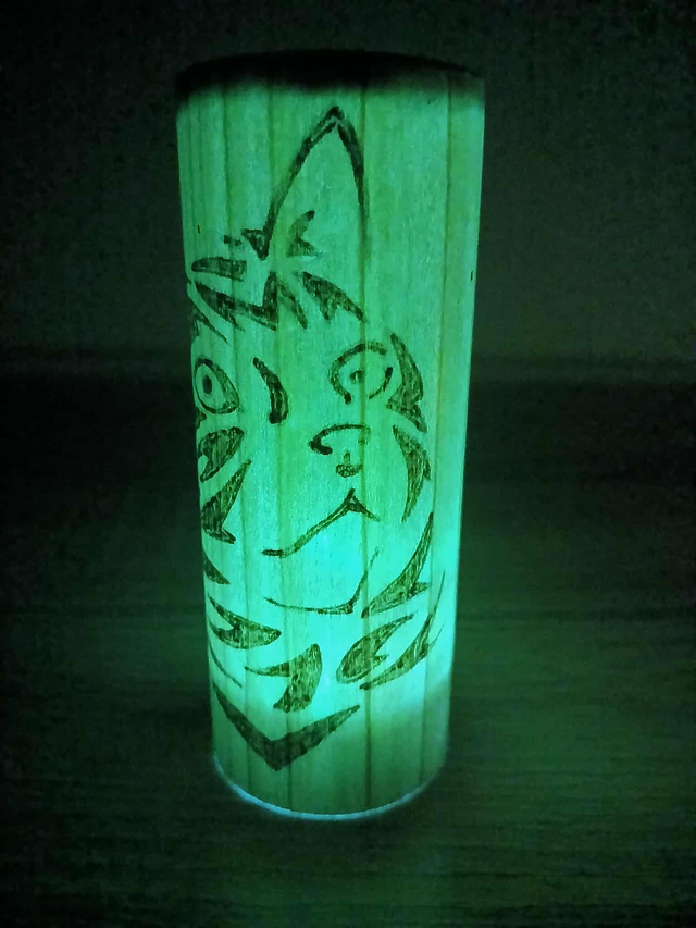 Luciole en bois – Chat pyrogravé – Placage de merisier – 10 / 15 / 20 cm