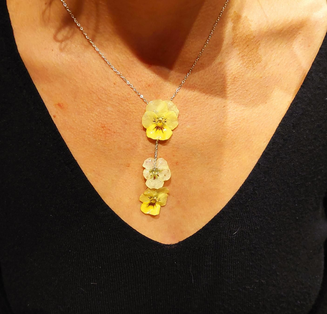 Collier 3 Pensées Argenté – Bijou floral fait main en résine mate