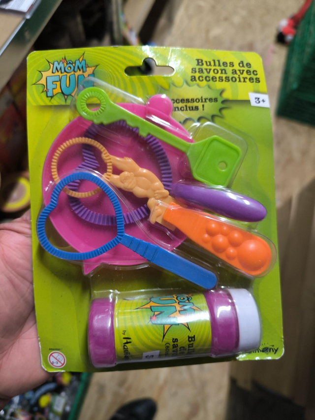 BULLES DE SAVON AVEC ACCESSOIRES 