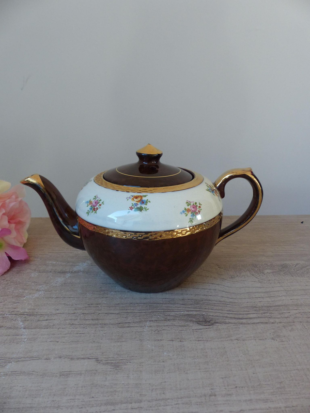 Théière Vintage Anglaise Numérotée – Céramique Marron et Crème avec Garniture Dorée – Motif Floral – Made in England