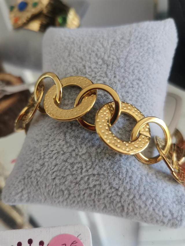 Bracelet doré  anneau martelé 