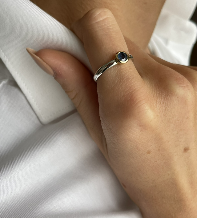 Bague classique argent, or et saphir.