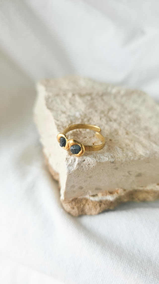 Anel com Duas Safiras Azuis em Bruto