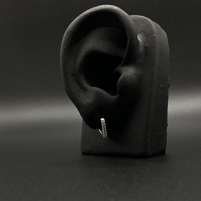 Brinco argola com zircônia 