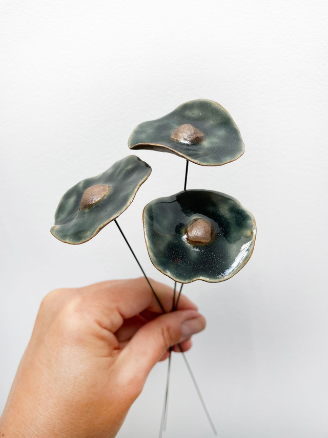 Coquelicots émail vert bleu avec engobe bronze  - Dessous engobe bronze (lot de 3)