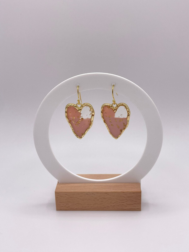 ROSÈ HEART – Herzohrringe mit roséfarbenem Harz in goldener Struktur