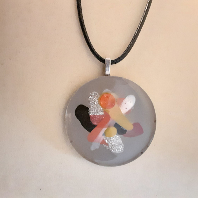 Pendentif rond collection tableau fond mastic et impressions or et rouge cabochon rouge