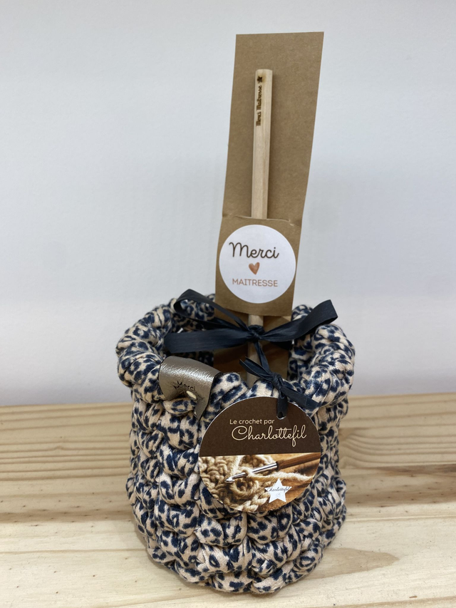 Pot à crayons au crochet avec son crayon de papier