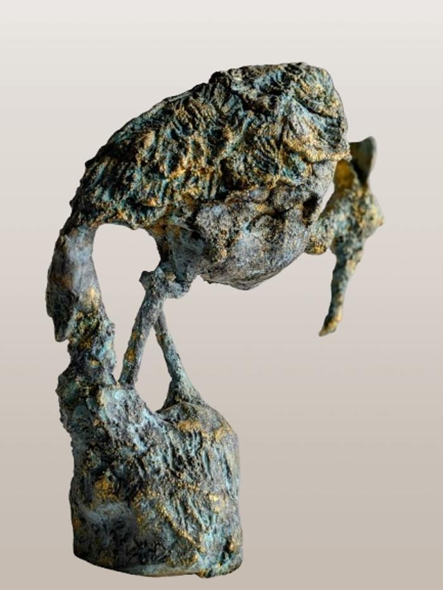 Sculpture oiseau terre patinée bleu et or