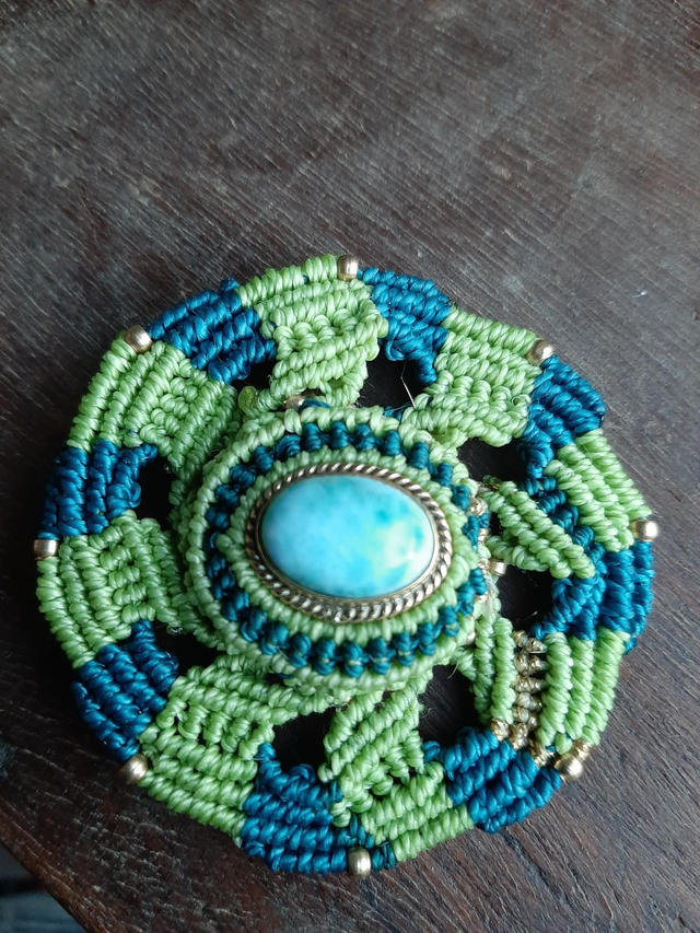 Broche Larimar et macramé 