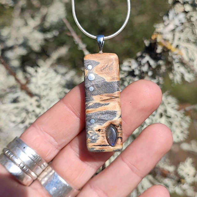Pendentif en Bois de Loupe d'Érable stabilisé gris/bleu, Labradorite et Argent