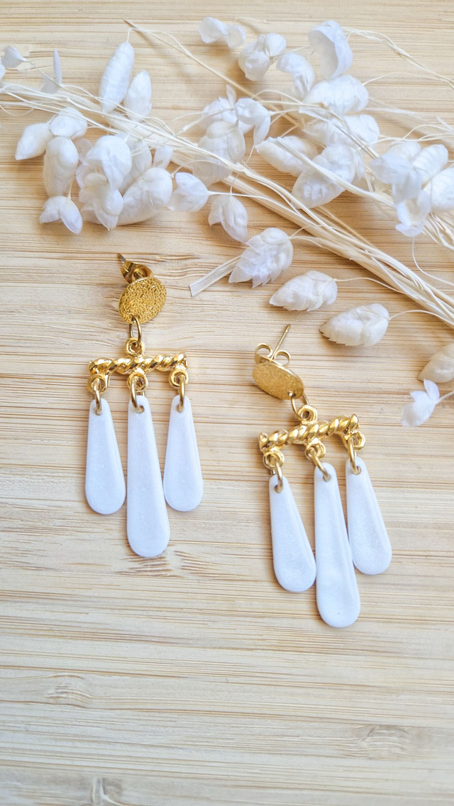 Élancée - Collection Éclat nacré - Boucles d'oreilles en pâte polymère et résine. 