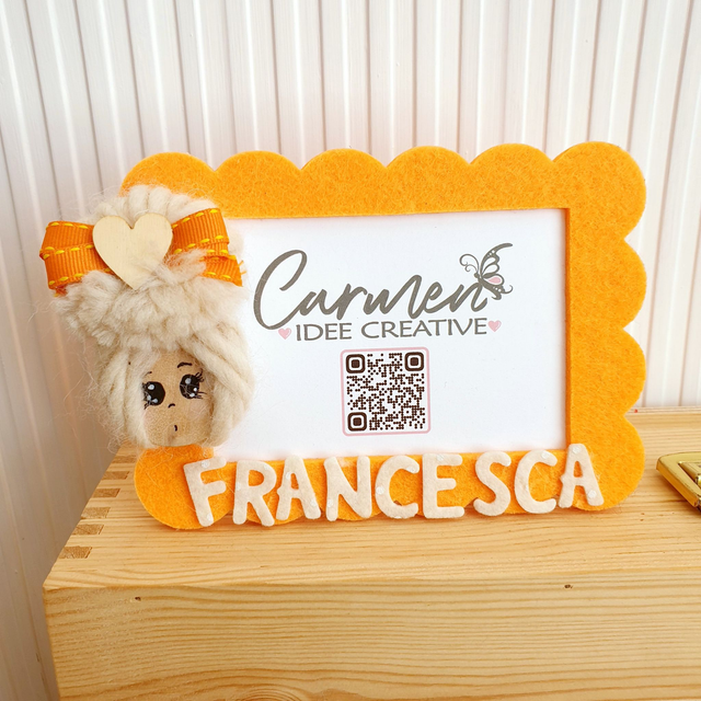 Cornice in feltro con faccina