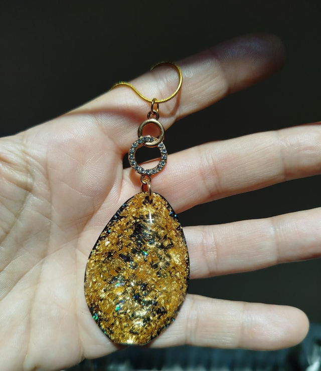 Feu d&#039;Or sur fond Noir