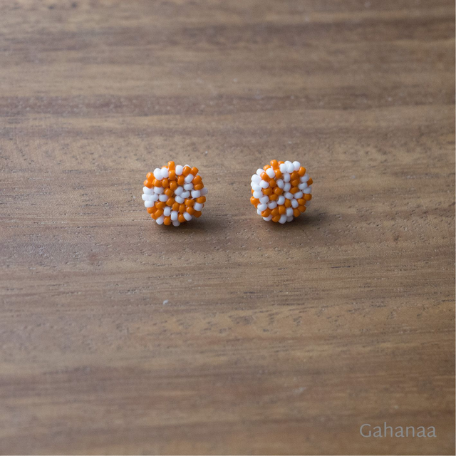 Noémie, puces d&#039;oreille couleur orange et confettis blancs