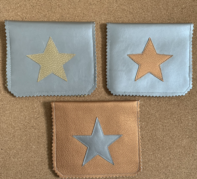 Porte cartes en similicuir.