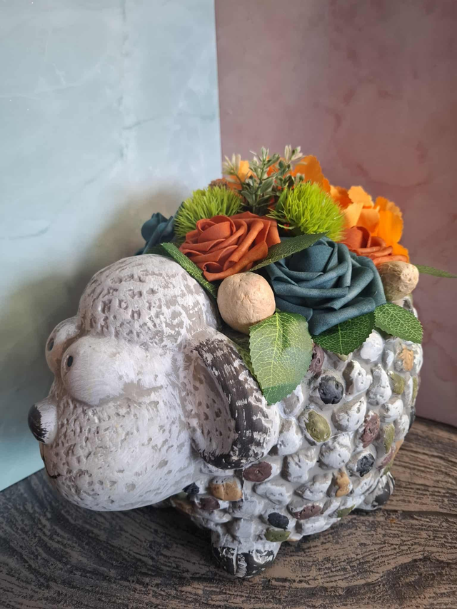 composition mouton fleurs artificielles