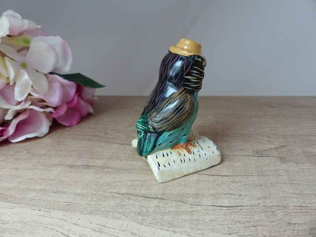 Figurine hibou en céramique sur un livre avec une cravate, oiseau lecteur savant, chouette cadeau enseignant collègue ami étudiant rentrée