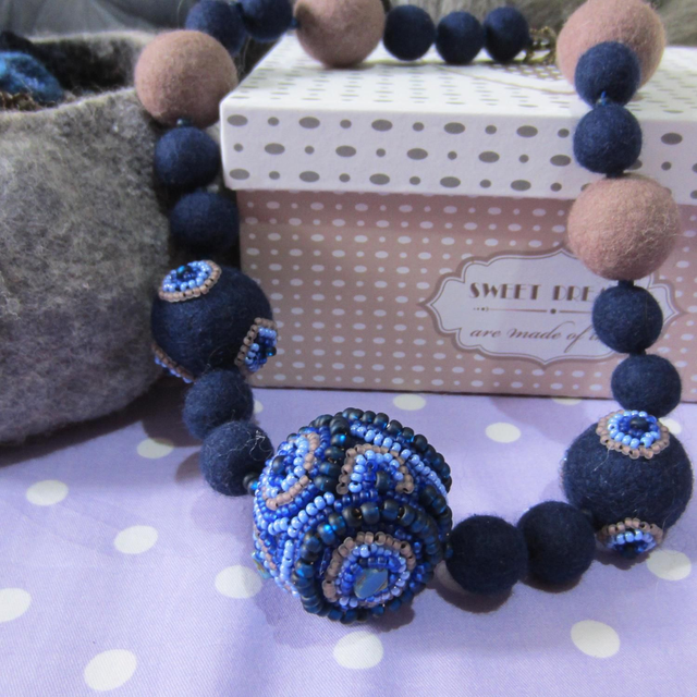 Collana in feltro di lana merino