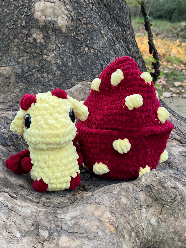 Bébé dragon dans son oeuf 