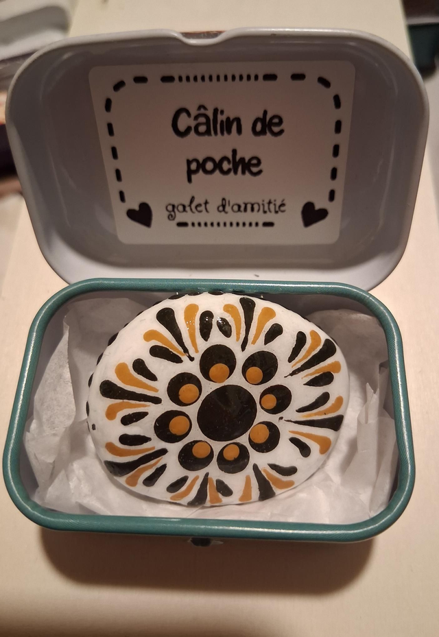 Petite boîte mandala avec petit galet gri-gri "Câlin de poche "