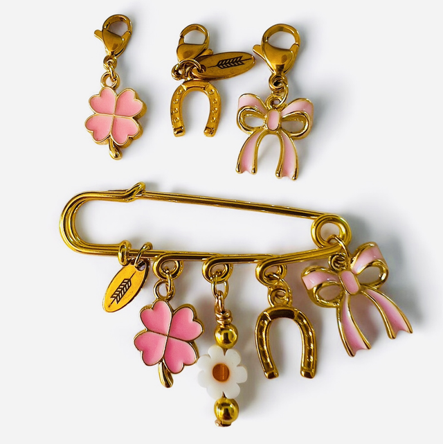 BROCHE tapis de selle dorée et ses 3 CHARMS bonnet