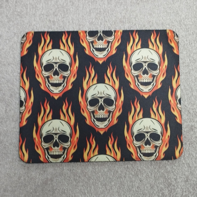 Crânes dans les flammes