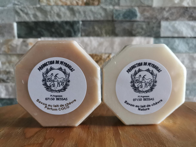 1 savon nature et 1 savon coco