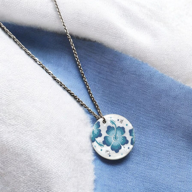 Collier dessiné Flora acier inoxydable bleu nacre