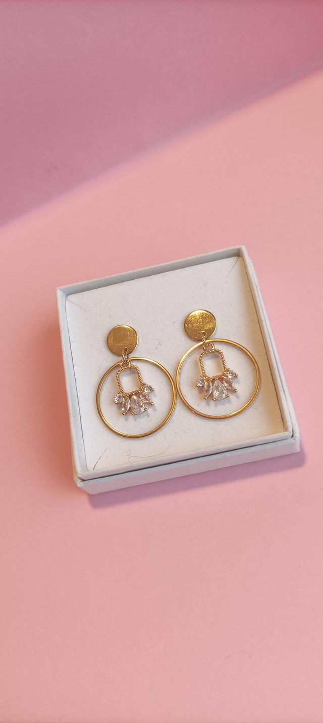 Kullan väriset korvakorut 