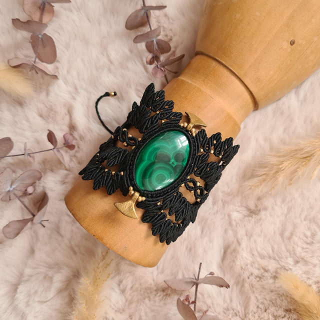 Manchette Griffon en micro macramé avec une malachite et perles en laiton, pierre naturelle