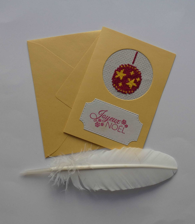 Jolie boule de Noël rouge brodée