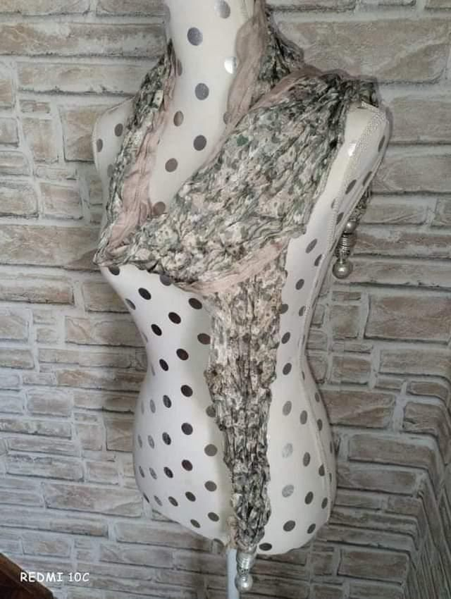 Écharpe avec déco boules