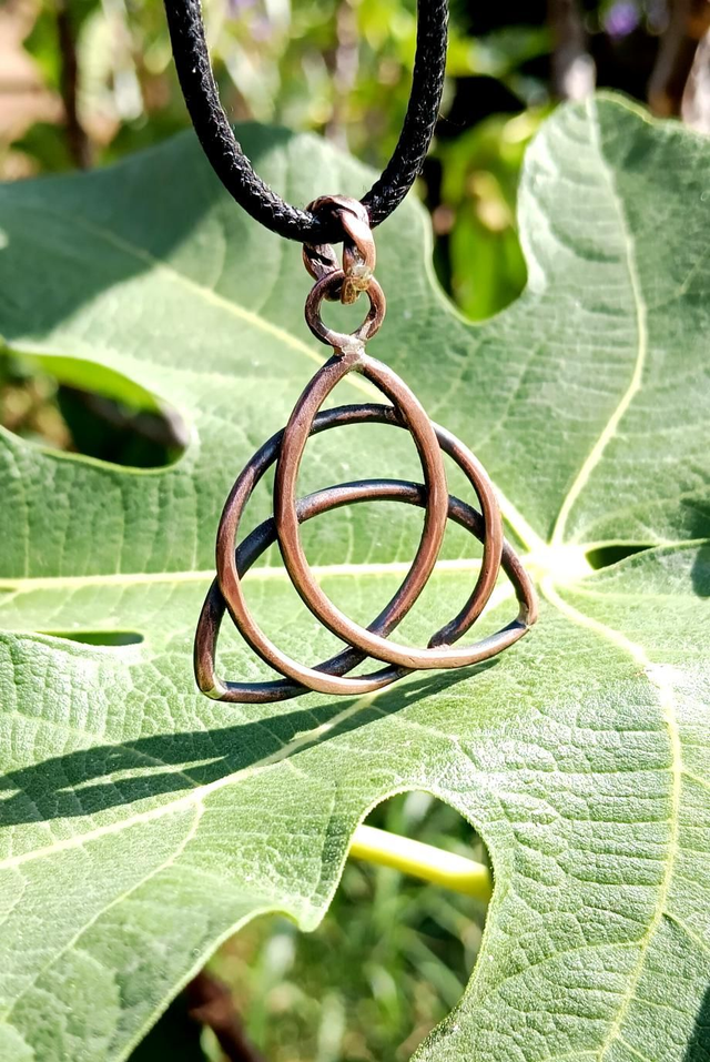 Collier triquetra en cuivre 
